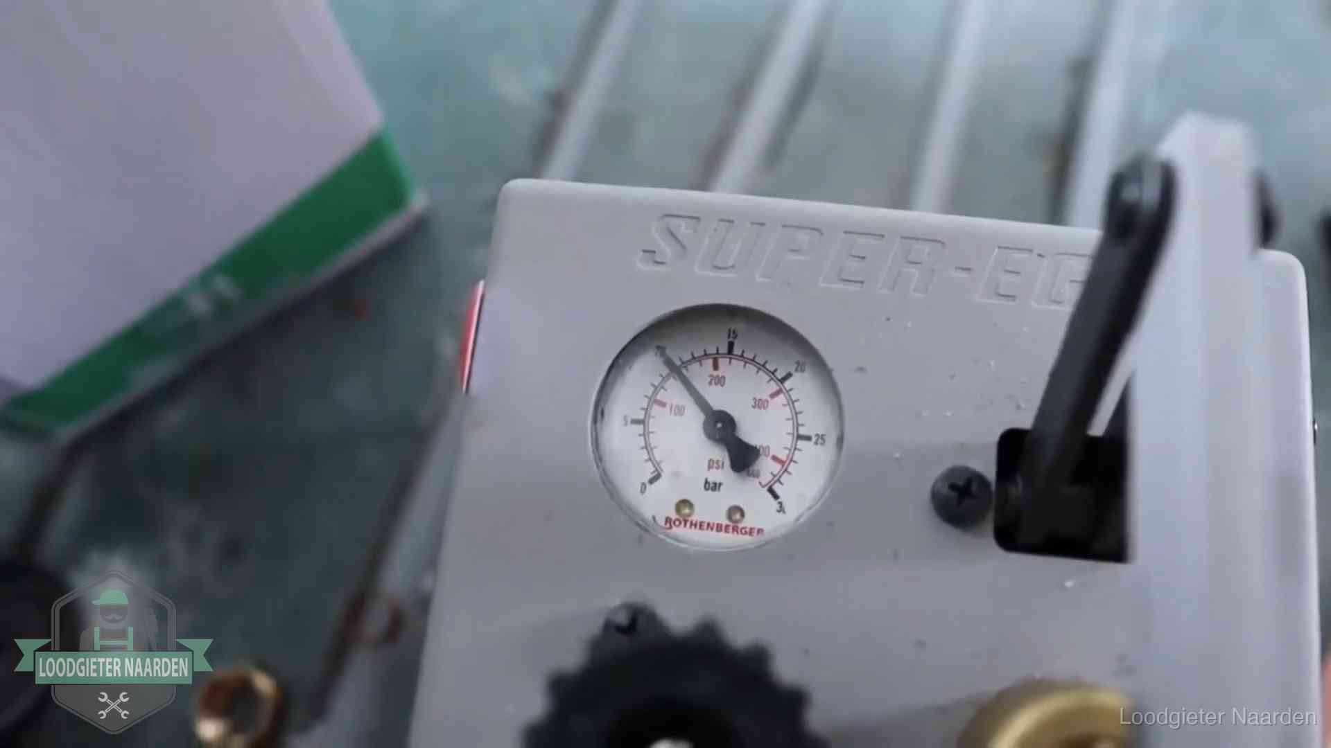 Verzekerd en aansprakelijk in Naarden Manometer van een afperspomp bij controle van nieuw leidingwerk in Naarden