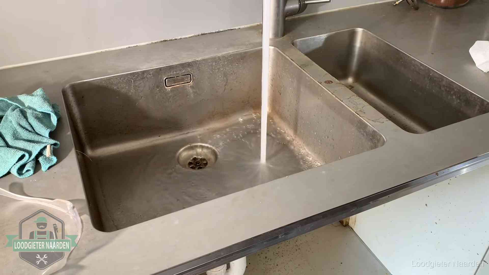Doorstroomtest van de afvoer bij een gootsteen in Naarden