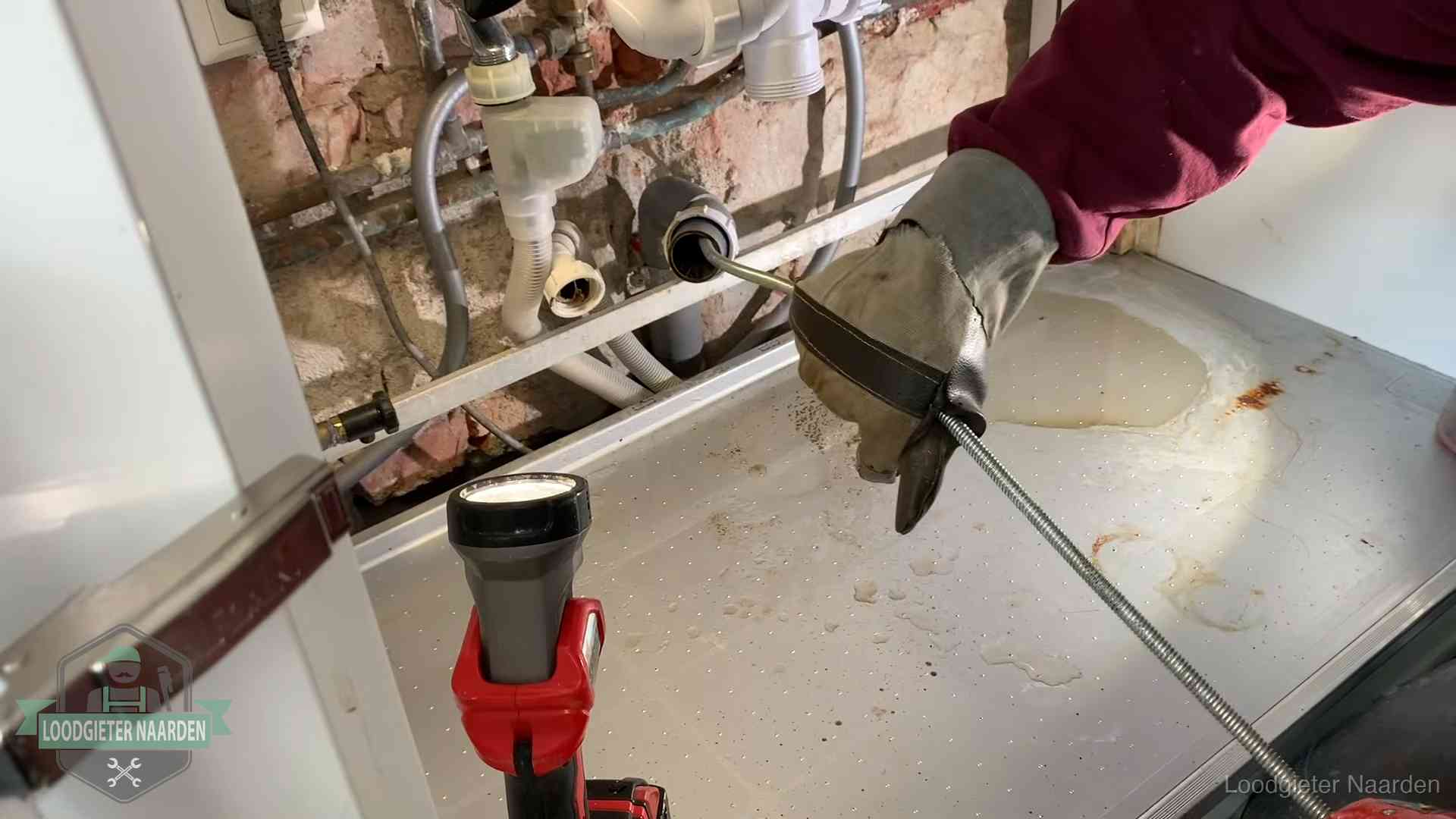 Ontstoppingsveer wordt preventief door een afvoeraansluiting gehaald in Naarden