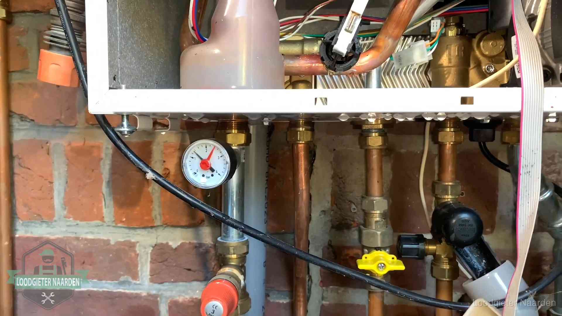 Manometer en aansluitleidingen onder een cv-ketel in Naarden bij controle op drukverlies