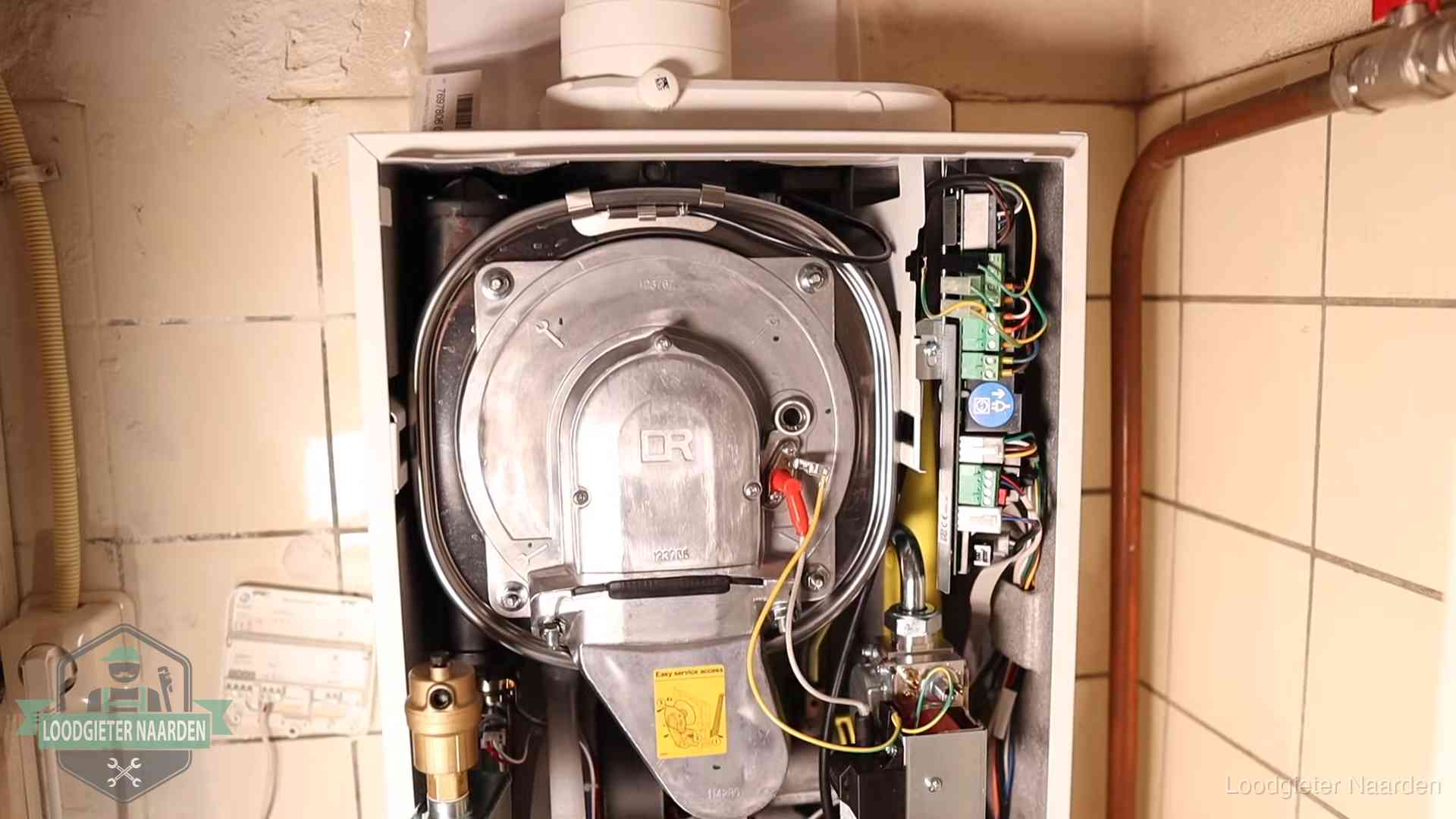 Geopende cv-ketel met warmtewisselaar tijdens periodiek onderhoud in Naarden