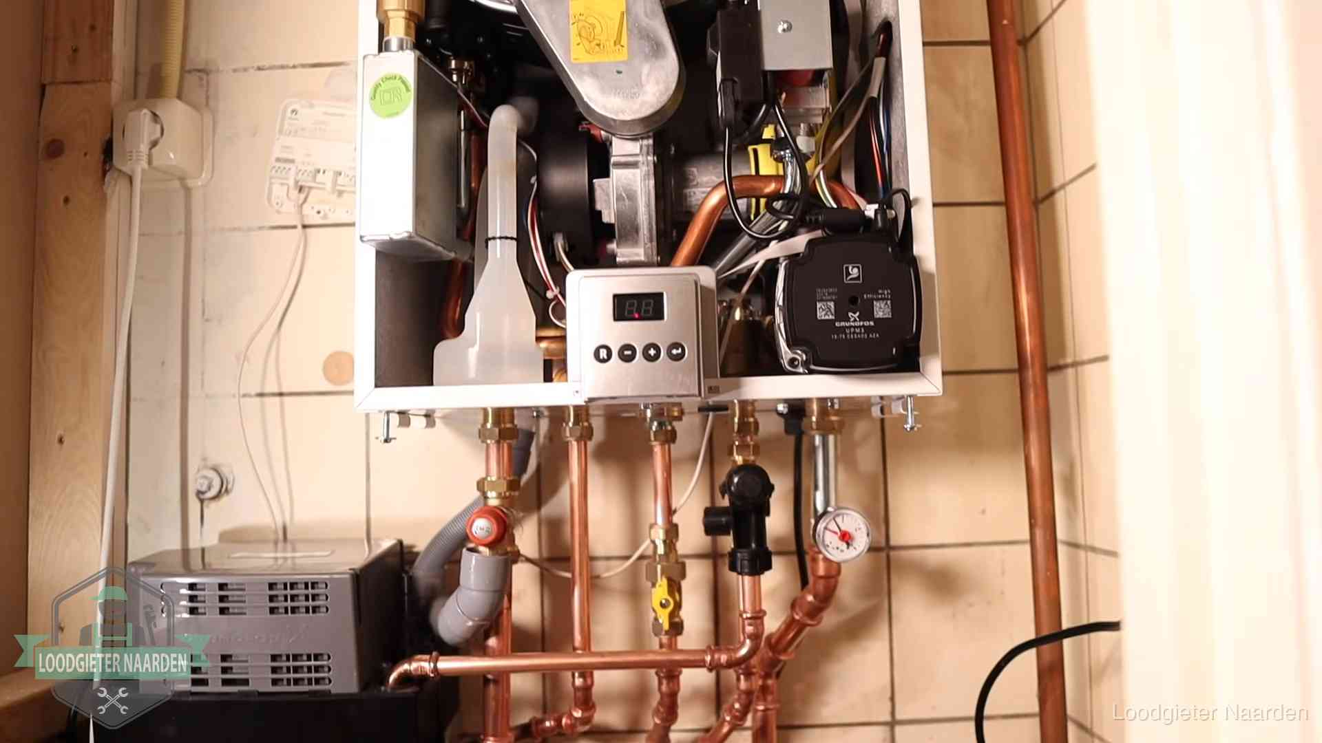 Geopende cv-ketel met brander en cv-pomp tijdens een onderhoudsbeurt in Naarden
