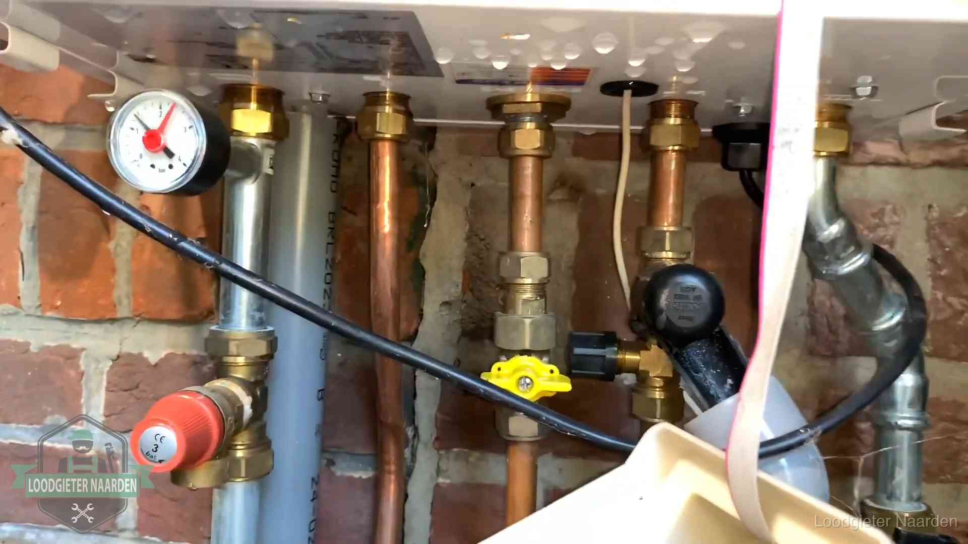 Onderaansluitingen van een cv-ketel met manometer en gaskraan in Naarden