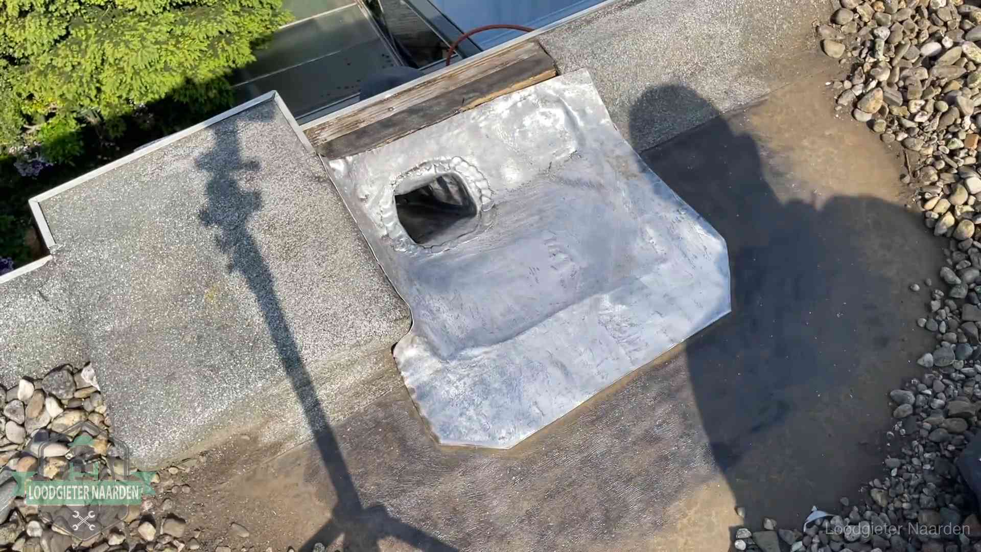 Noodafdichting bij daklekkage in Naarden Vers afgedichte dakdoorvoer met lood en zink op een plat dak in Naarden