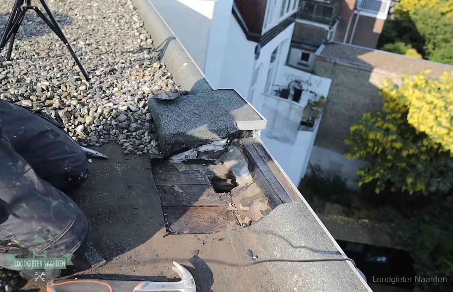 Gevolgen van een daklekkage in Naarden Opengelegde dakrand met verrot dakbeschot door een langdurige daklekkage in Naarden