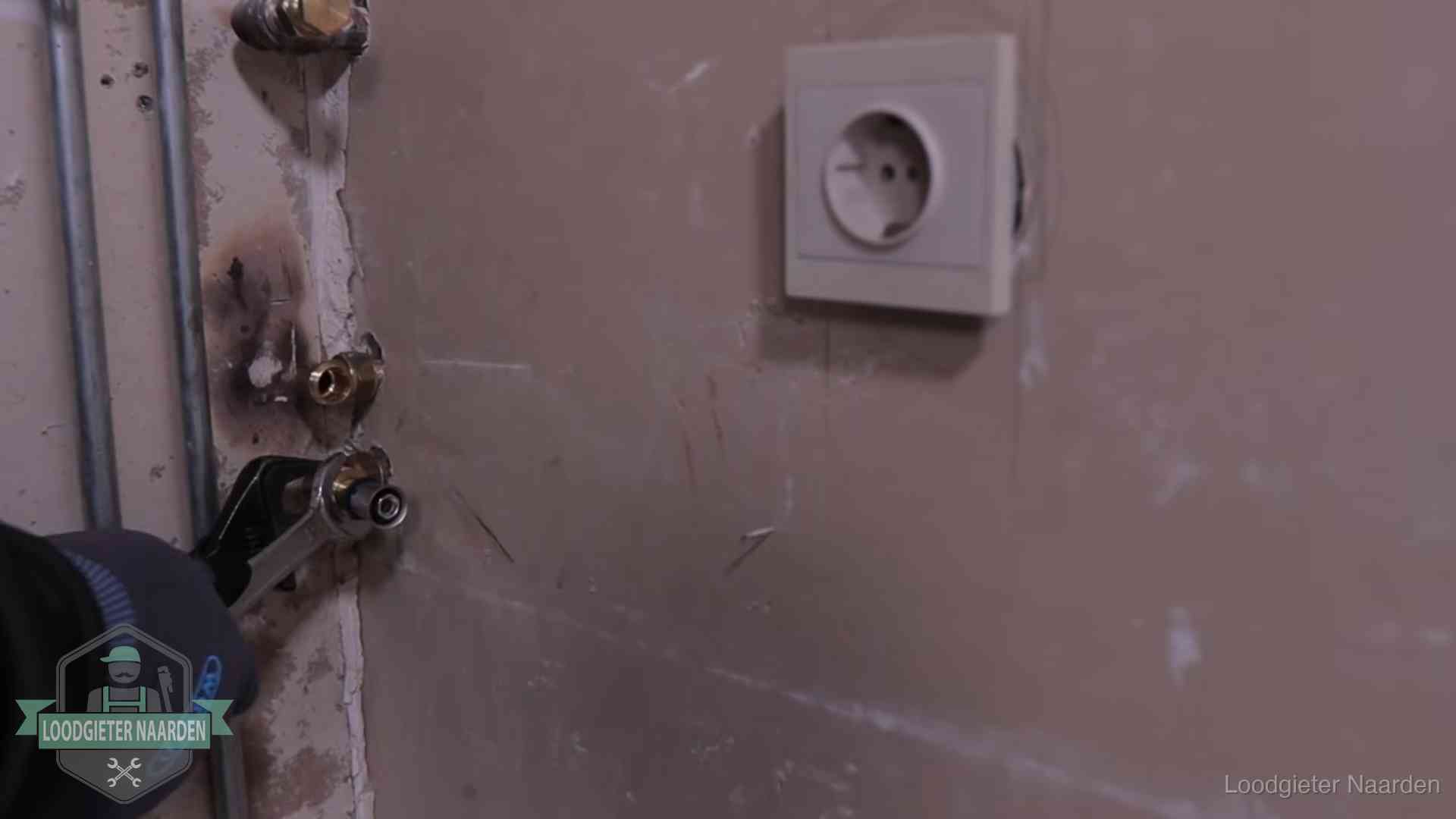 Erkend vakmanschap in Naarden Monteur draait een perskoppeling vast op een leidingaansluiting in Naarden