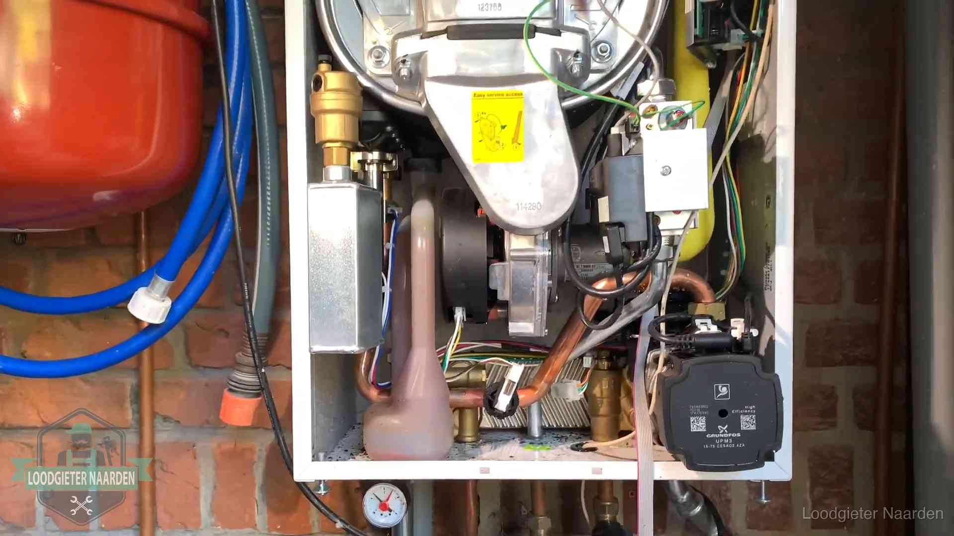 Geopende cv-ketel met rood expansievat in een woning in Naarden