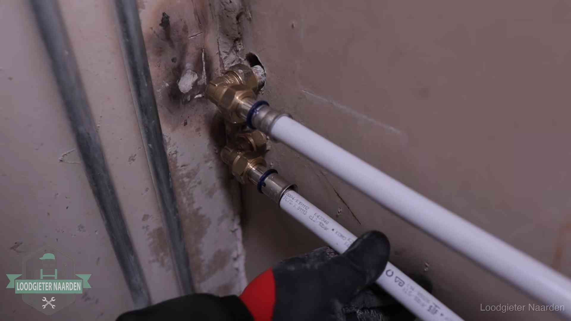 Kwaliteitsnormen voor loodgieterswerk in Naarden Meerlagenbuizen met keurmerk en rvs persfittingen op muuraansluitingen in Naarden