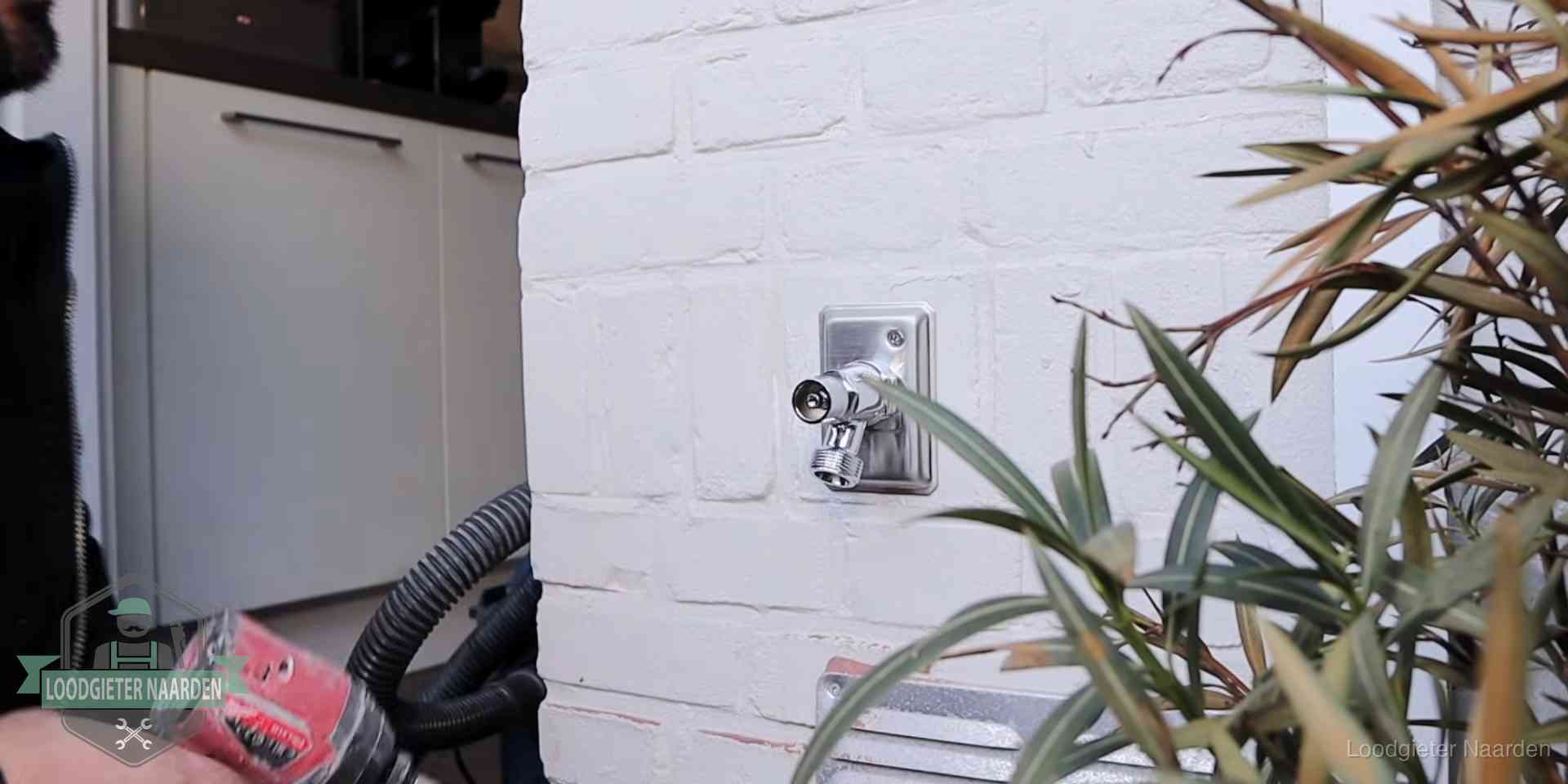 Daklek of leidinglek testen in Naarden Chromen kraan op een muurplaat bij een woning in Naarden, dichtdraaien is stap een van de lektest