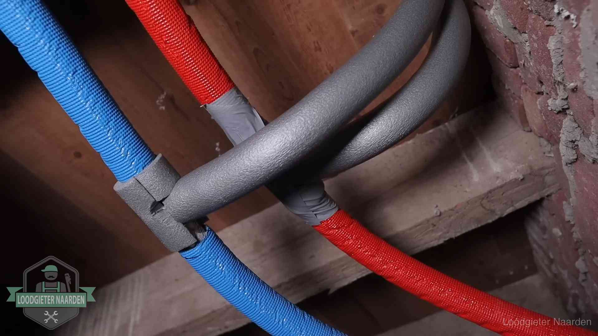 Geïsoleerde waterleidingen langs houten balken tegen bevriezing in Naarden