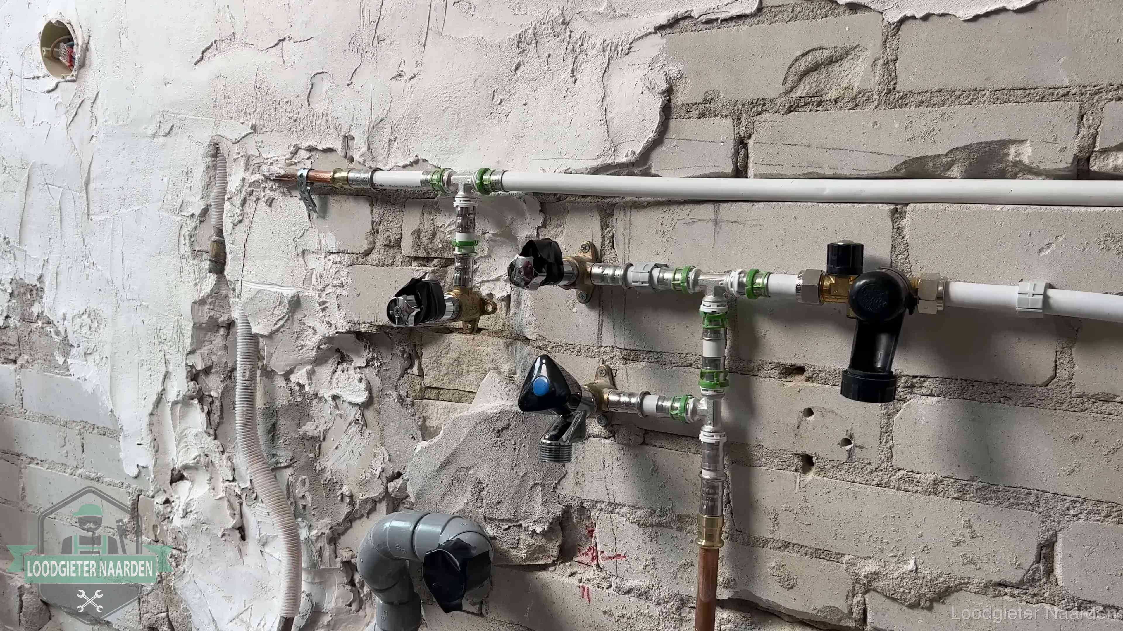 Diensten van ons loodgietersbedrijf in Naarden Nieuw aangelegd leidingwerk met persfittingen tijdens een verbouwing in Naarden