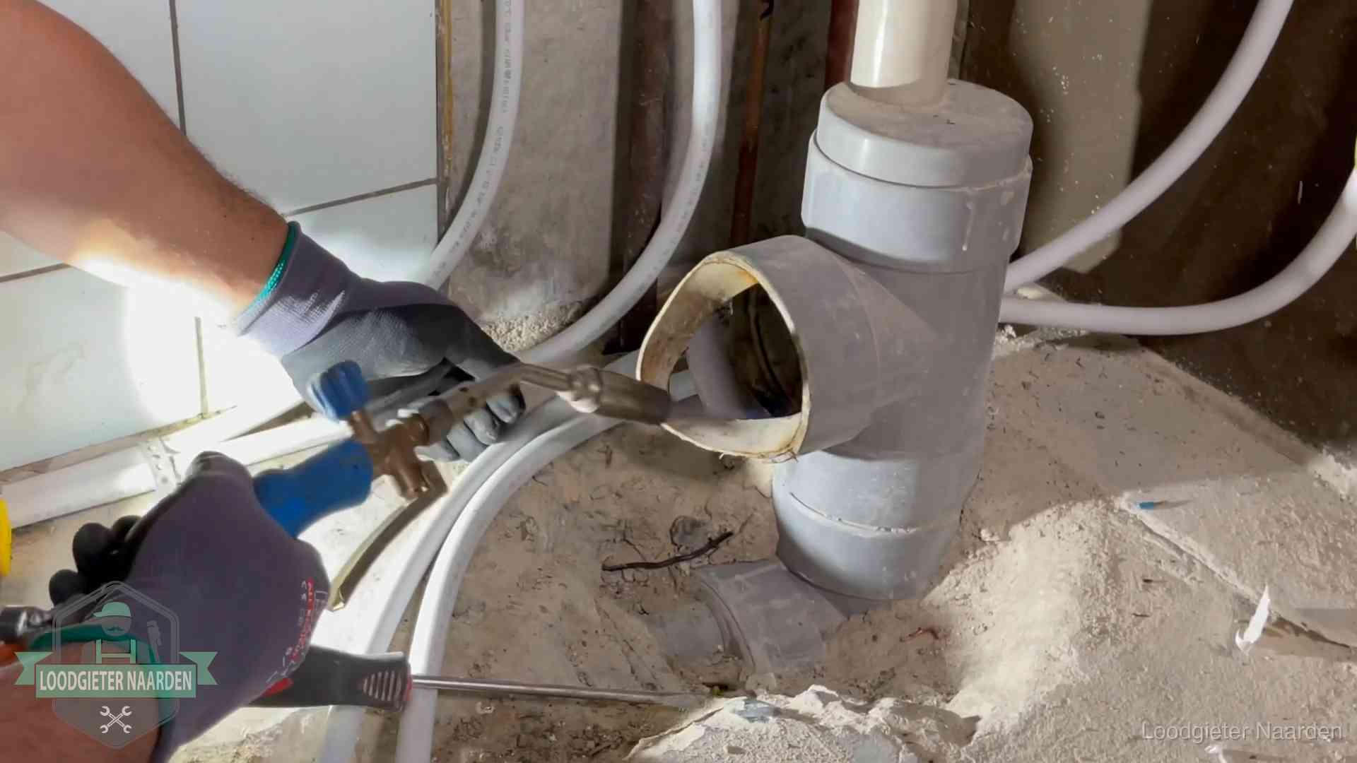 Vakmanschap van onze loodgieters in Naarden Loodgieter werkt met brander en messing kraanwerk aan leidingen in Naarden