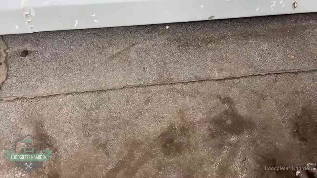 Stormschade en neerslag op daken in Naarden Vochtplekken bij de naad van een plat dak na aanhoudende regen in Naarden