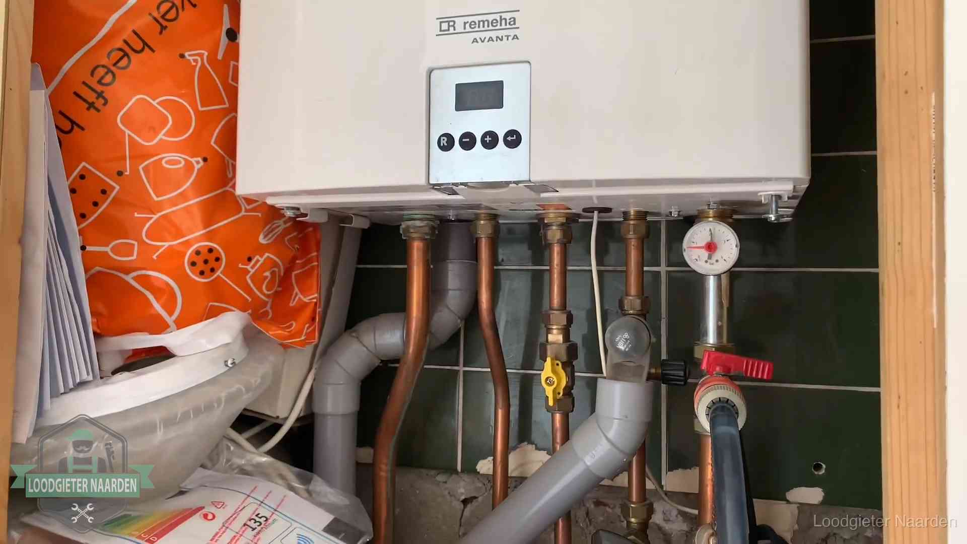 Oudere Remeha cv-ketel in een ketelkast in een woning in Naarden