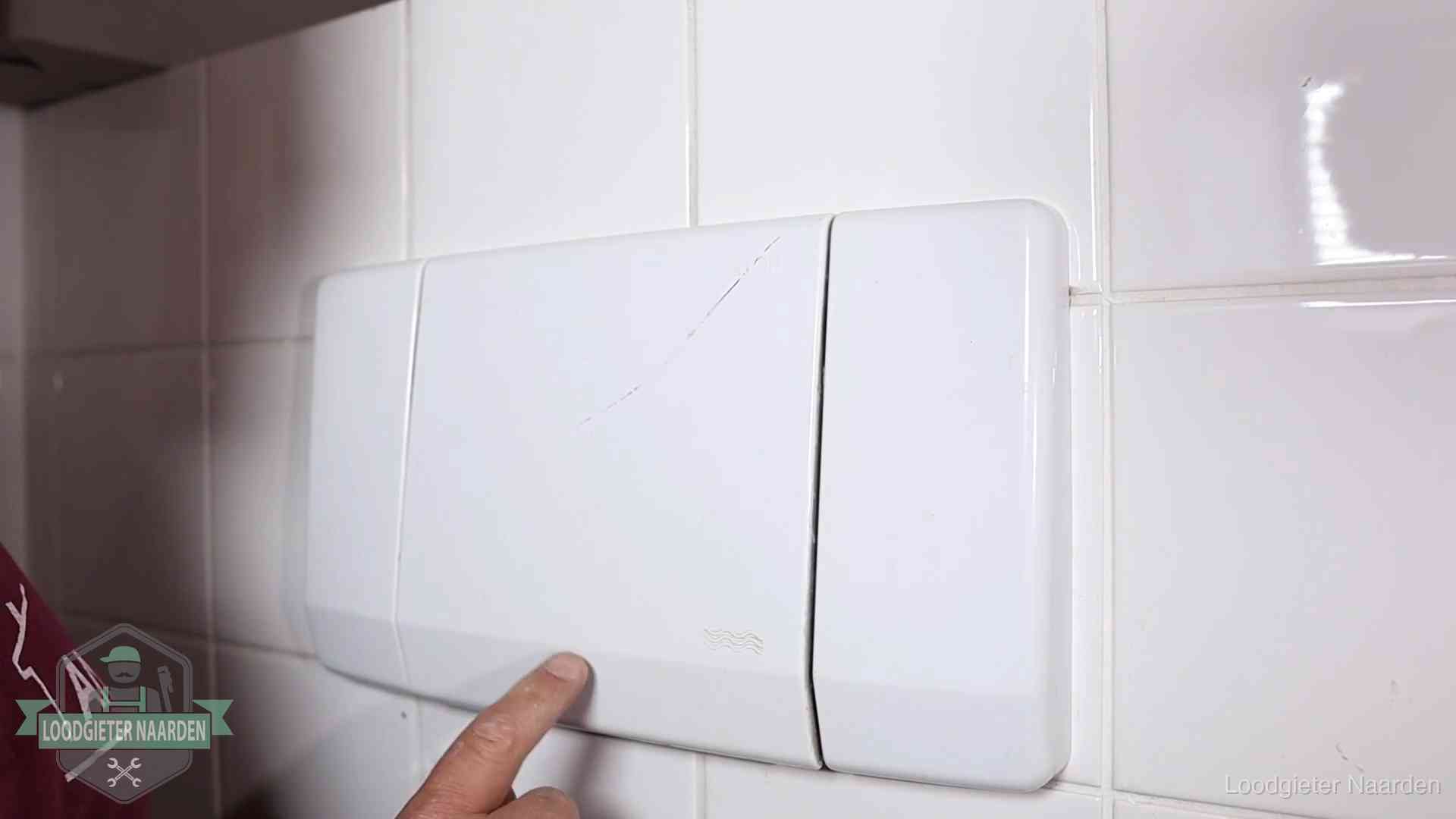 Bedieningspaneel van een inbouwreservoir van een hangend toilet in Naarden