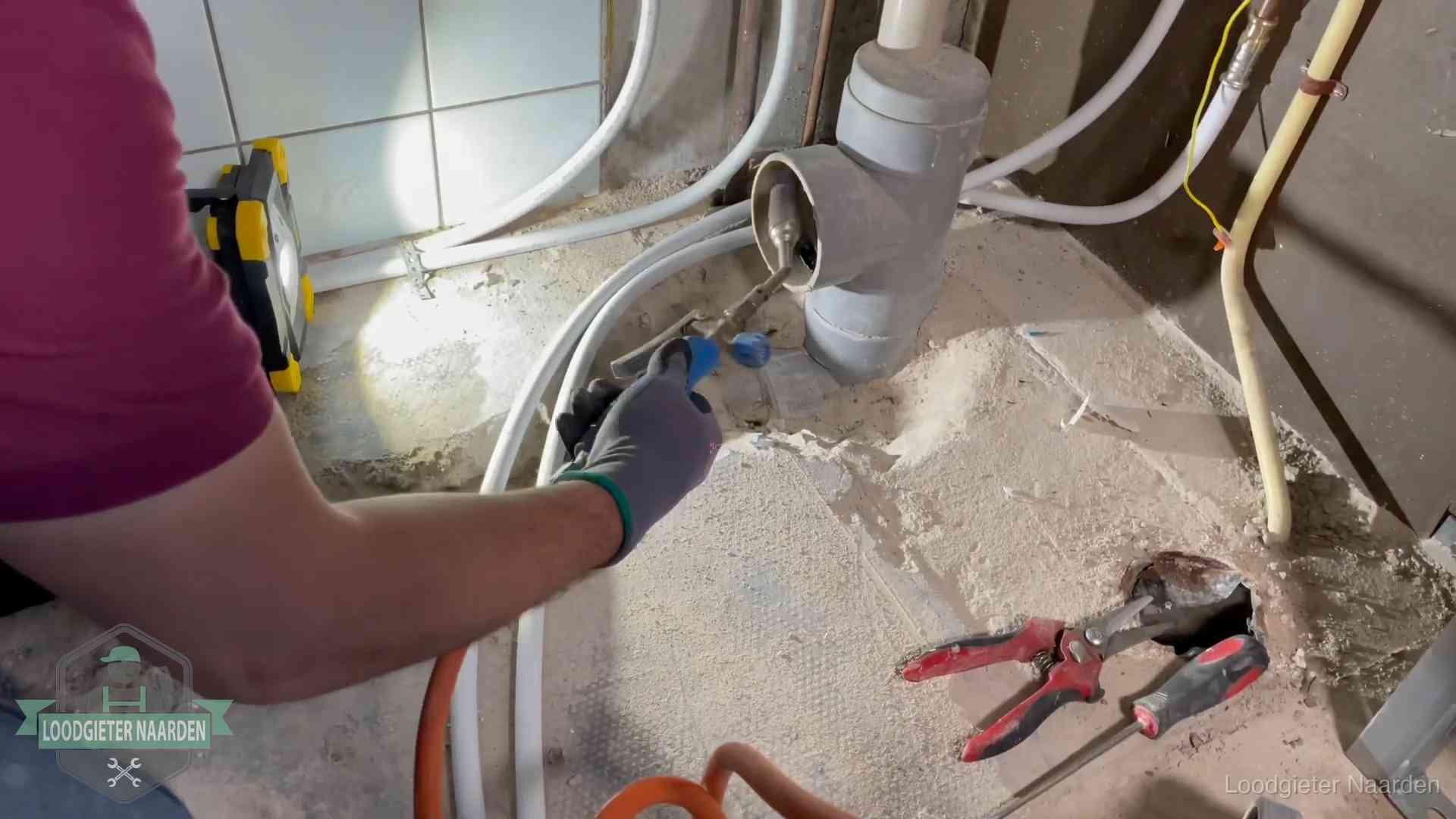 Standleiding en gedeelde leidingen in Naarden Loodgieter werkt aan leidingen bij een pvc-standleiding in een appartement in Naarden
