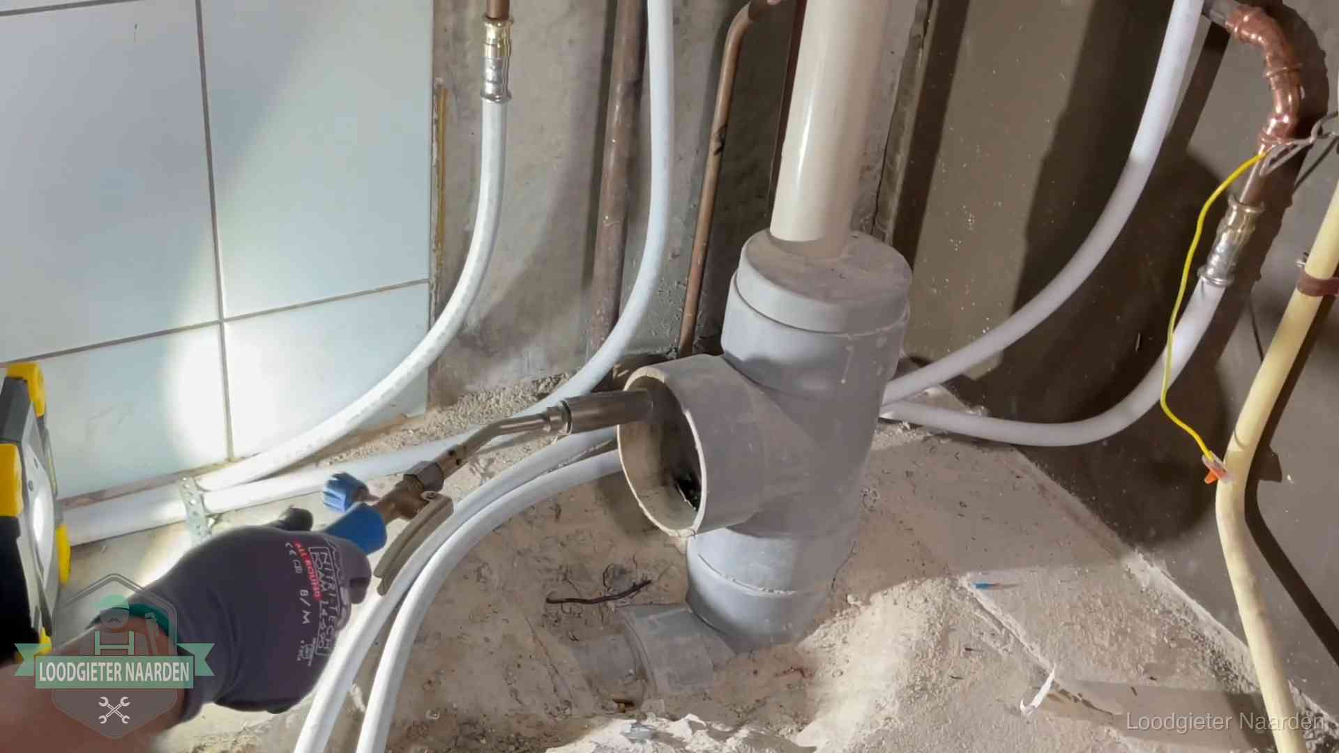Loodgieter werkt aan leidingen bij de pvc-standleiding van een huurwoning in Naarden