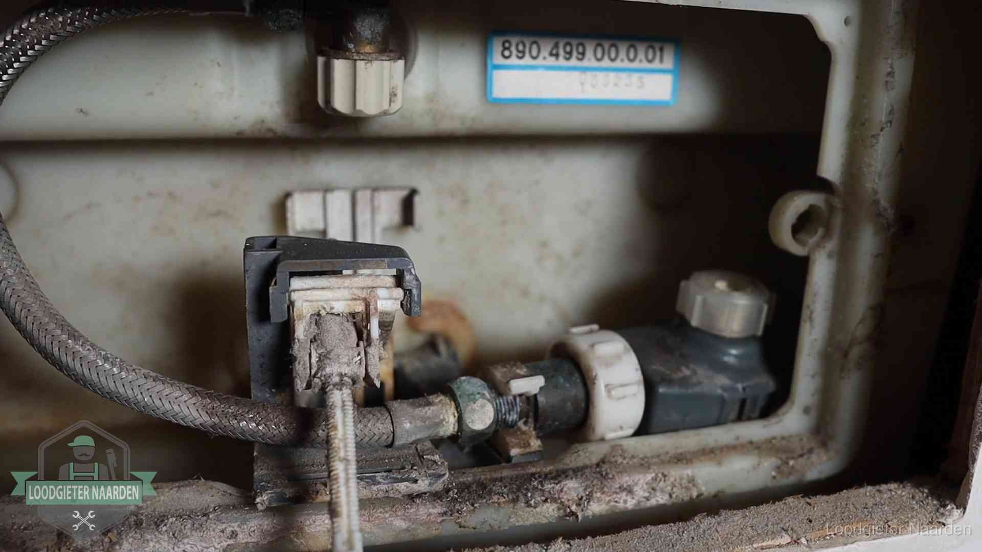Verkalkt binnenwerk van een stortbak met vlotterkraan in Naarden