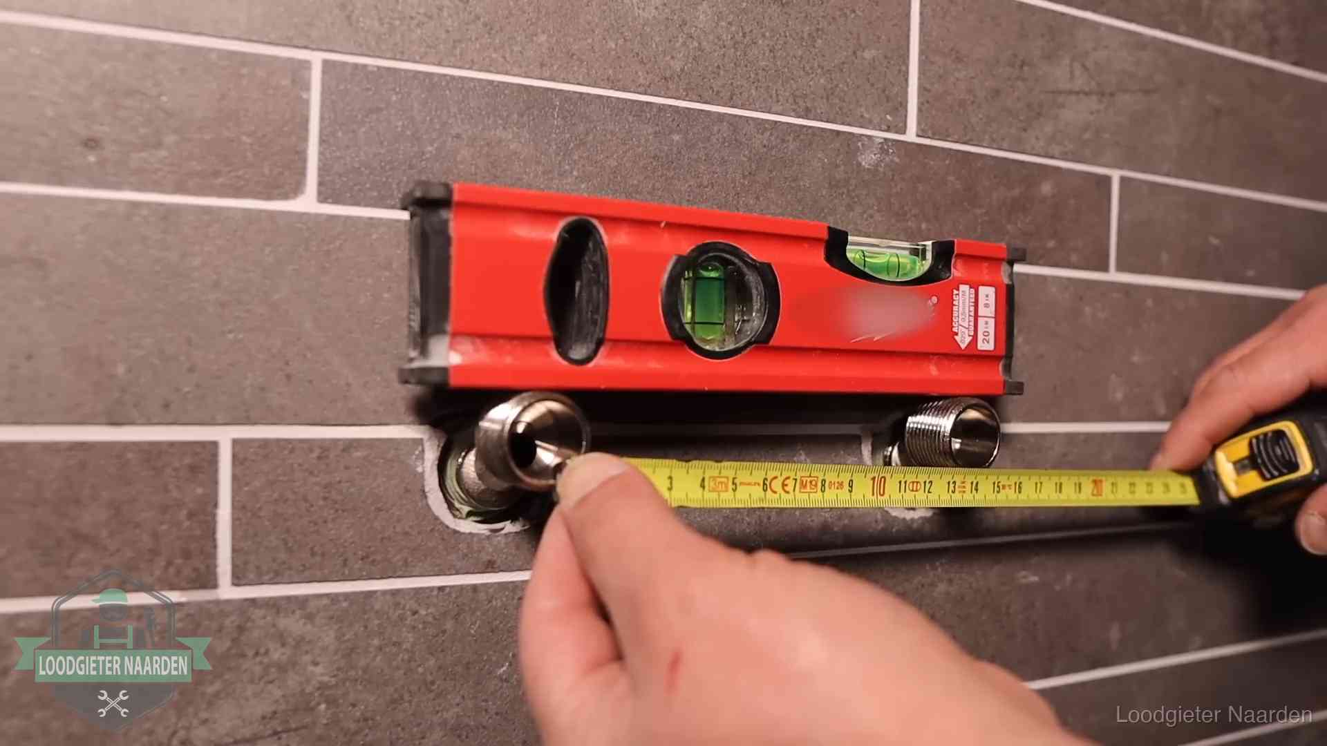 Kwaliteit en je vangnet als klant in Naarden Waterpas en duimstok bij kraan-aansluitpunten in een badkamer in Naarden