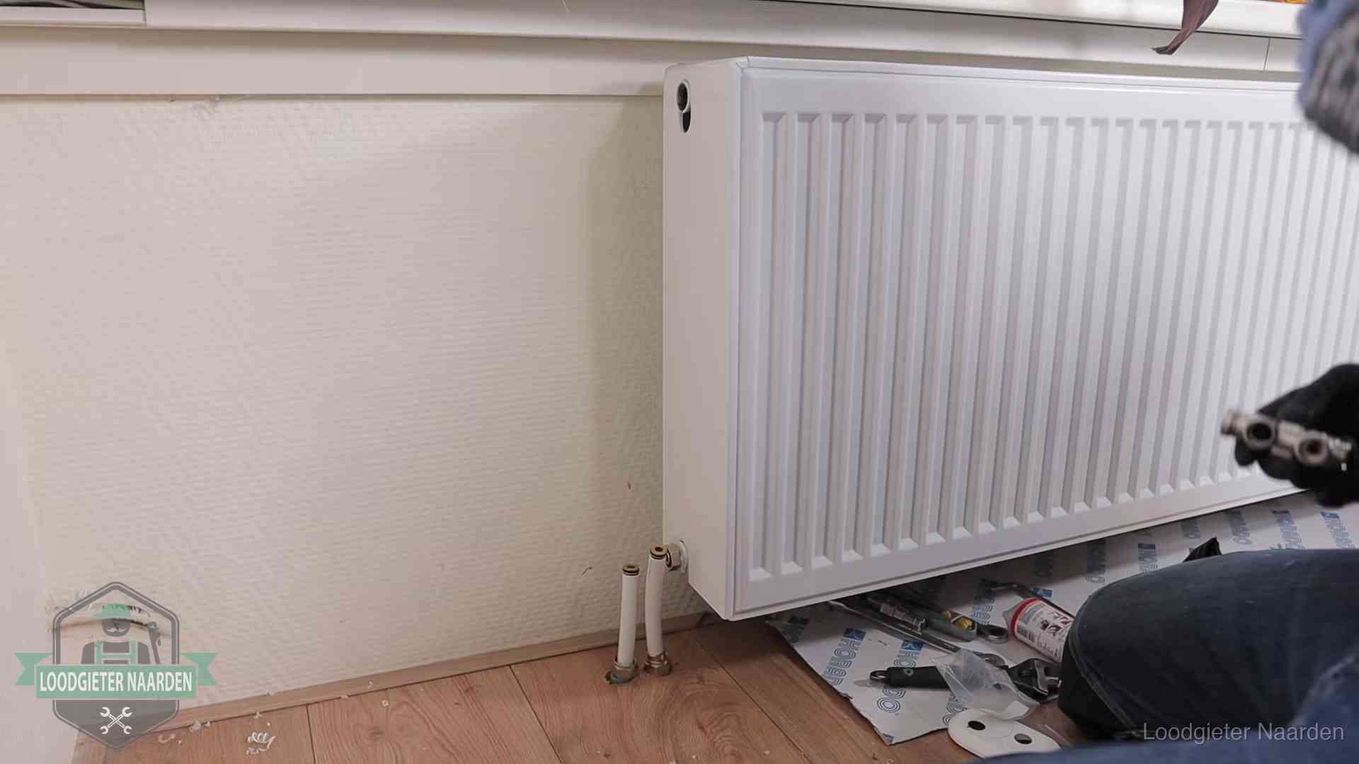 Nieuw gemonteerde radiator in een woonkamer in Naarden