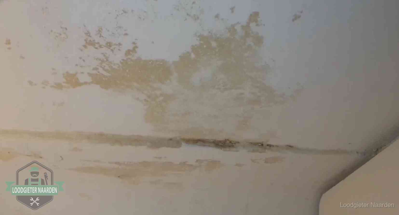 Watervlekken op een plafond in Naarden, schade die je bij de verzekering meldt