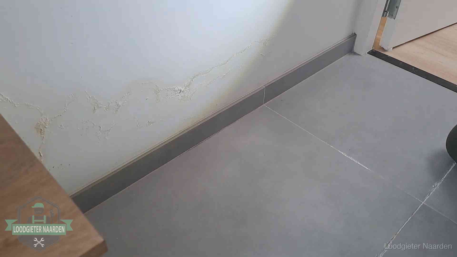 Verzekering en daklekkage in Naarden Waterschade met kalkuitbloeiing op een binnenwand in Naarden, vastgelegd voor de verzekering