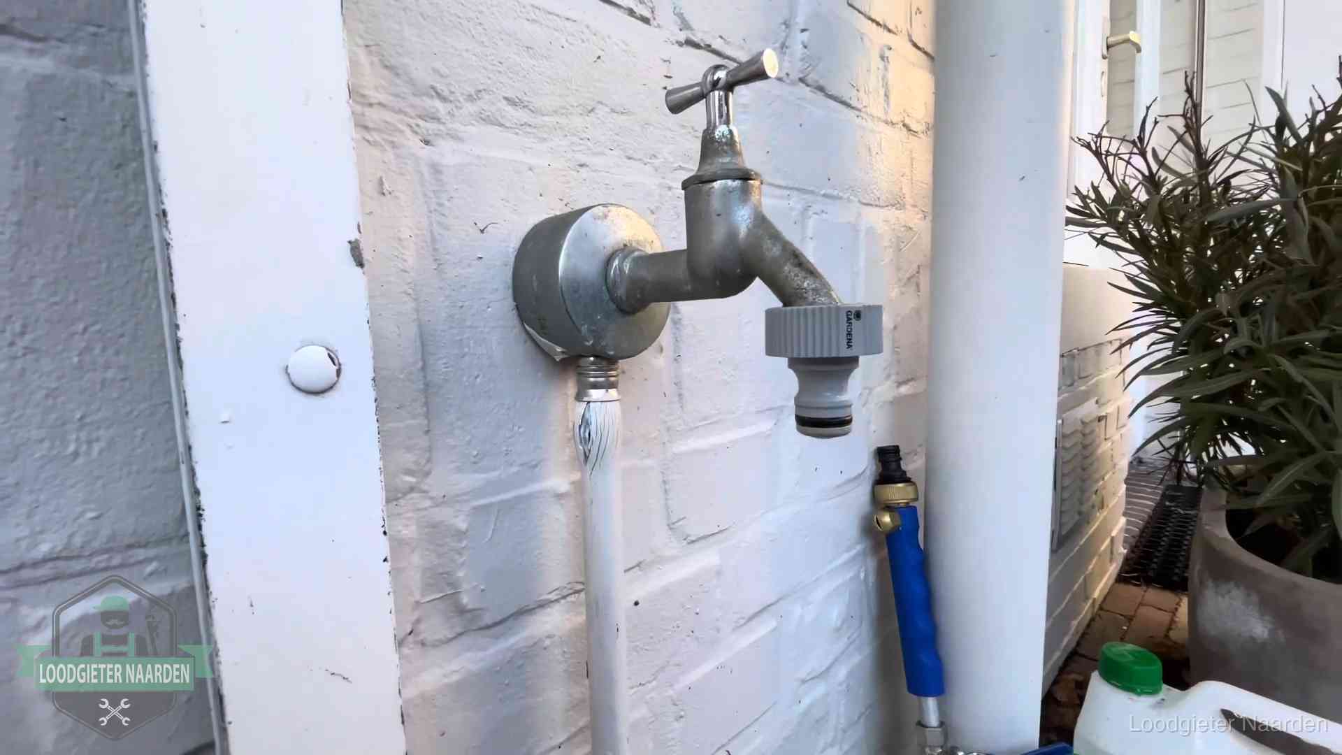 Buitenkraan met slangaansluiting bij een woning in Naarden, sluipverbruik zie je terug op de waterrekening