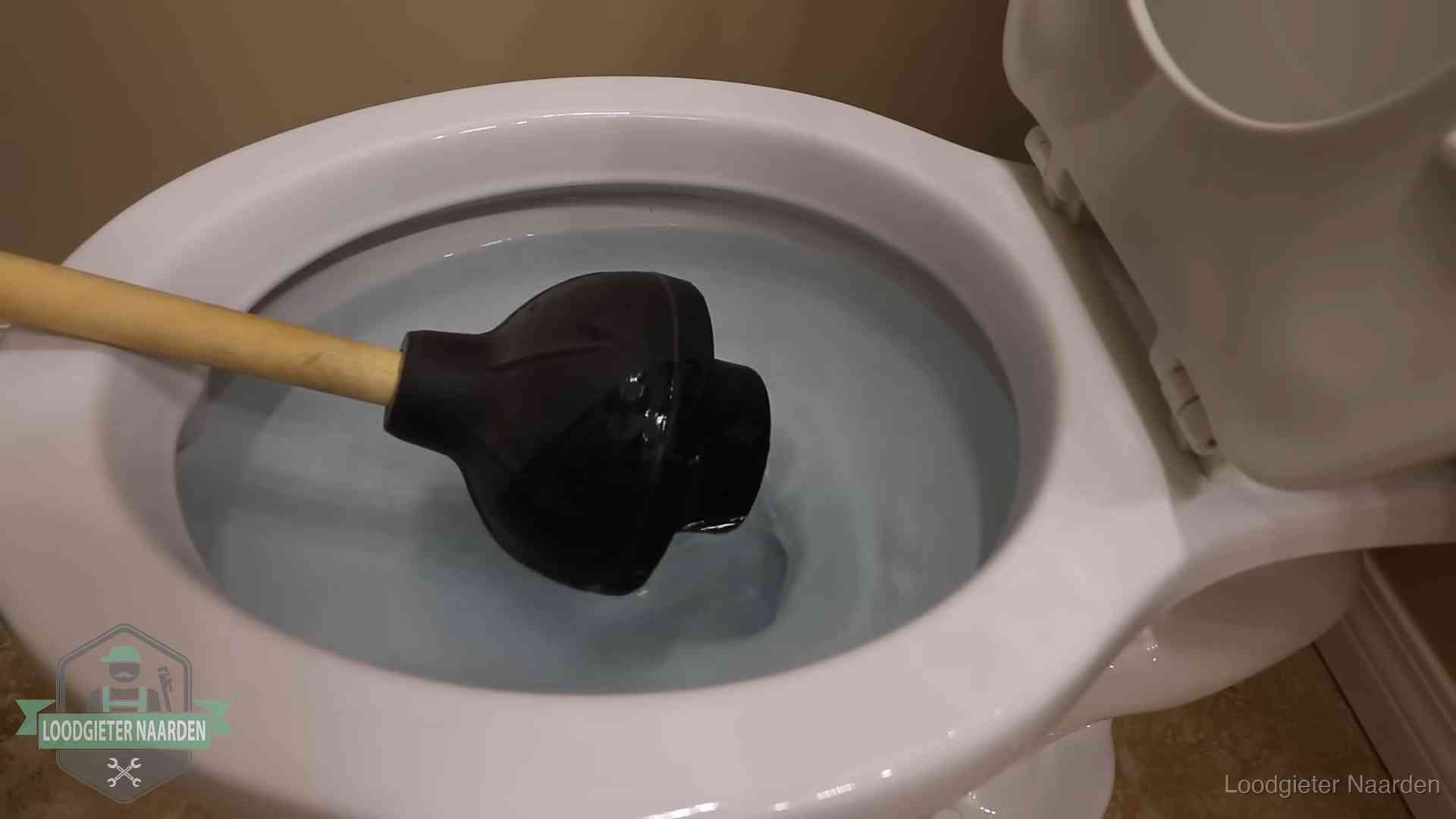 Plopper in een wc-pot die vol water staat in Naarden