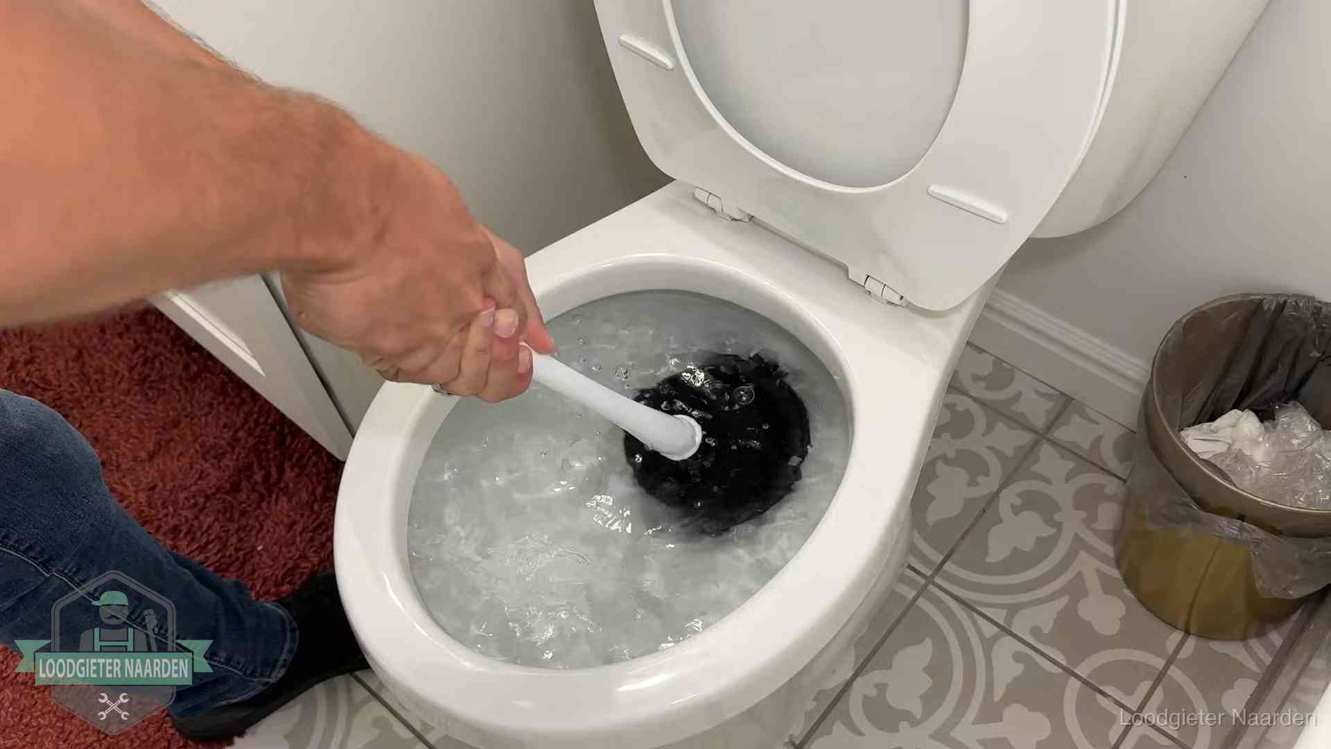 Zelf de wc ontstoppen met een plopper in Naarden, het water kolkt in de pot