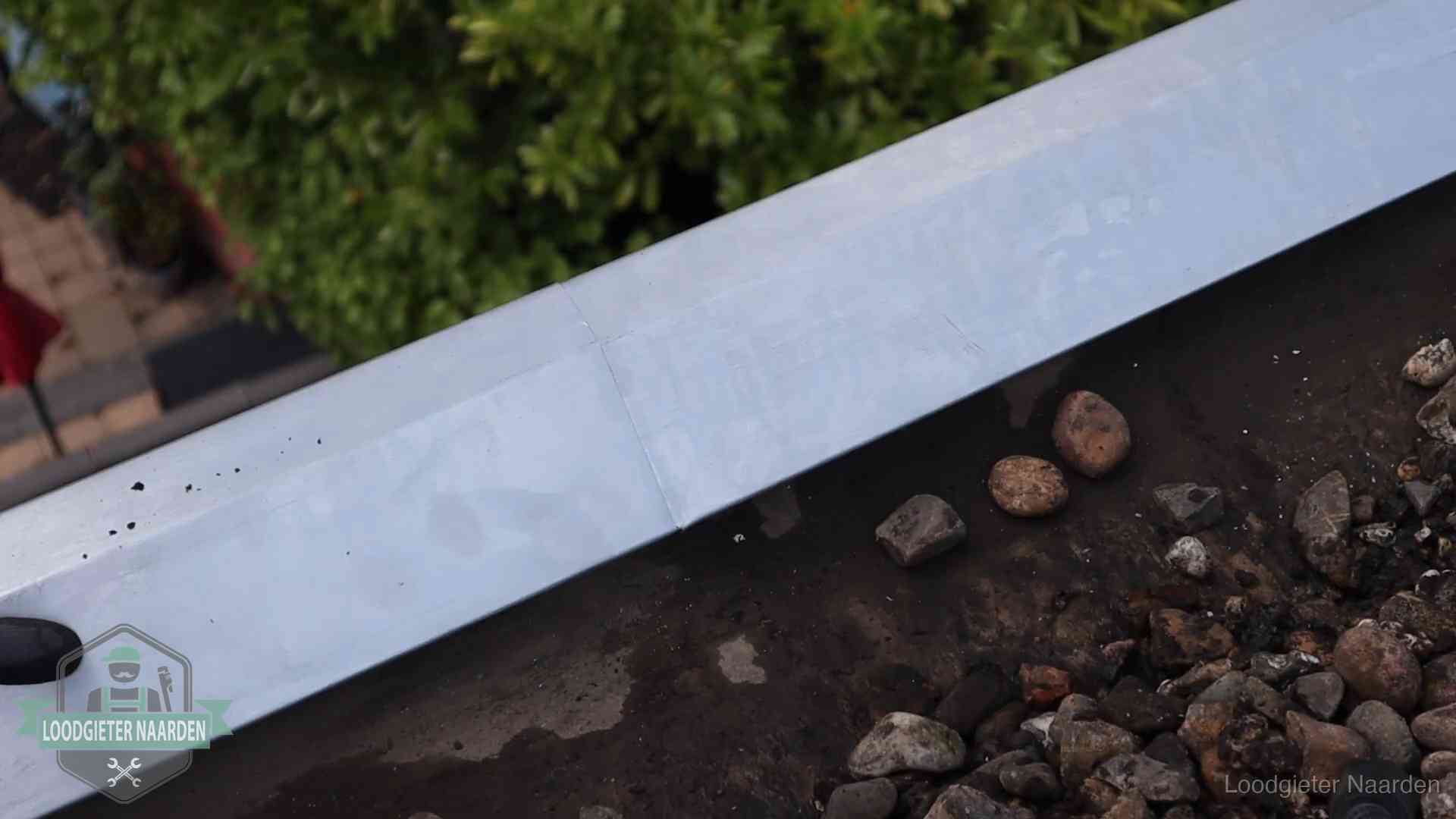 Garantie op dakwerk in Naarden Strak gesoldeerd naaddetail in een zinken daktrim op een dak in Naarden